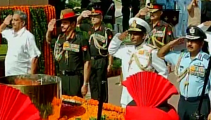 कारगिल विजय दिवस: रक्षा मंत्री सहित सेना के तीनों अंगों ने श्रद्धांजलि दी, फौजियों ने सरकार को 'OROP' की याद दिलाई कारगिल विजय दिवस: रक्षा मंत्री सहित सेना के तीनों अंगों ने श्रद्धांजलि दी, फौजियों ने सरकार को 'OROP' की याद दिलाई