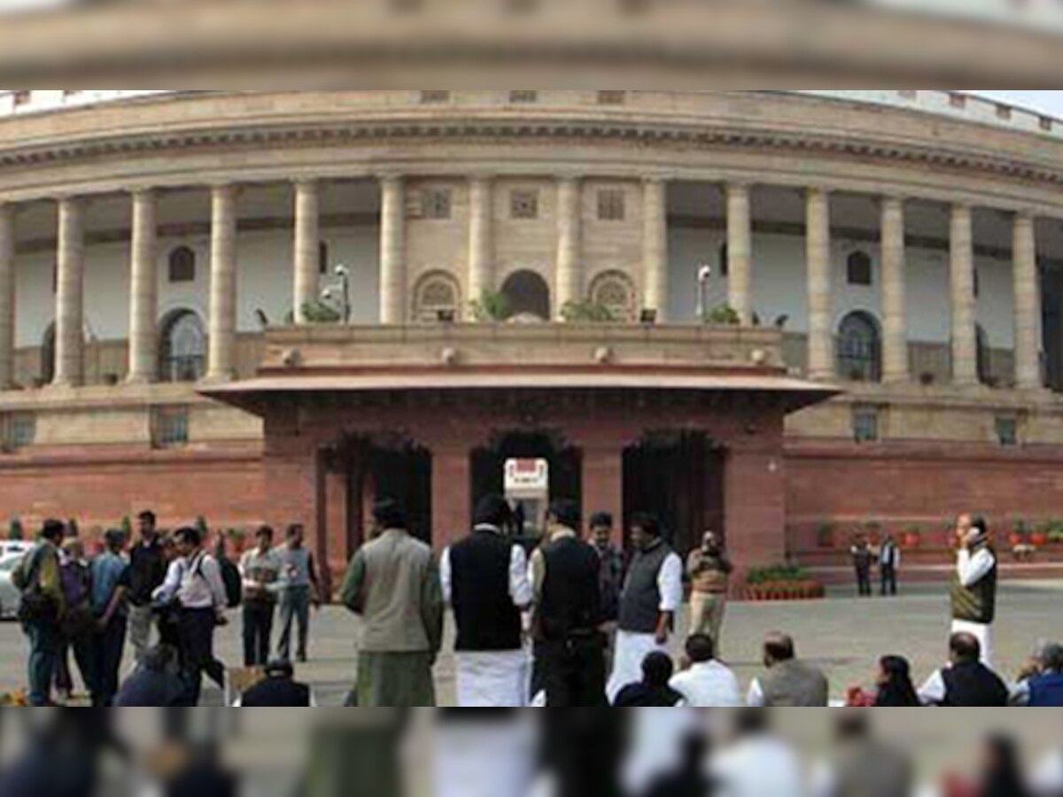 सांसदों के निलंबन के विरोध में संसद भवन में कांग्रेस ने दूसरे दिन भी दिया धरना