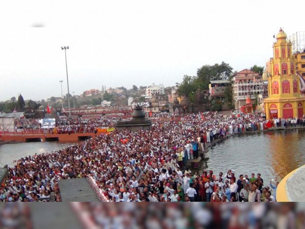 नासिक कुंभ का पहला शाही स्नान आज, लाखों श्रद्धालु लगा रहे हैं डुबकी