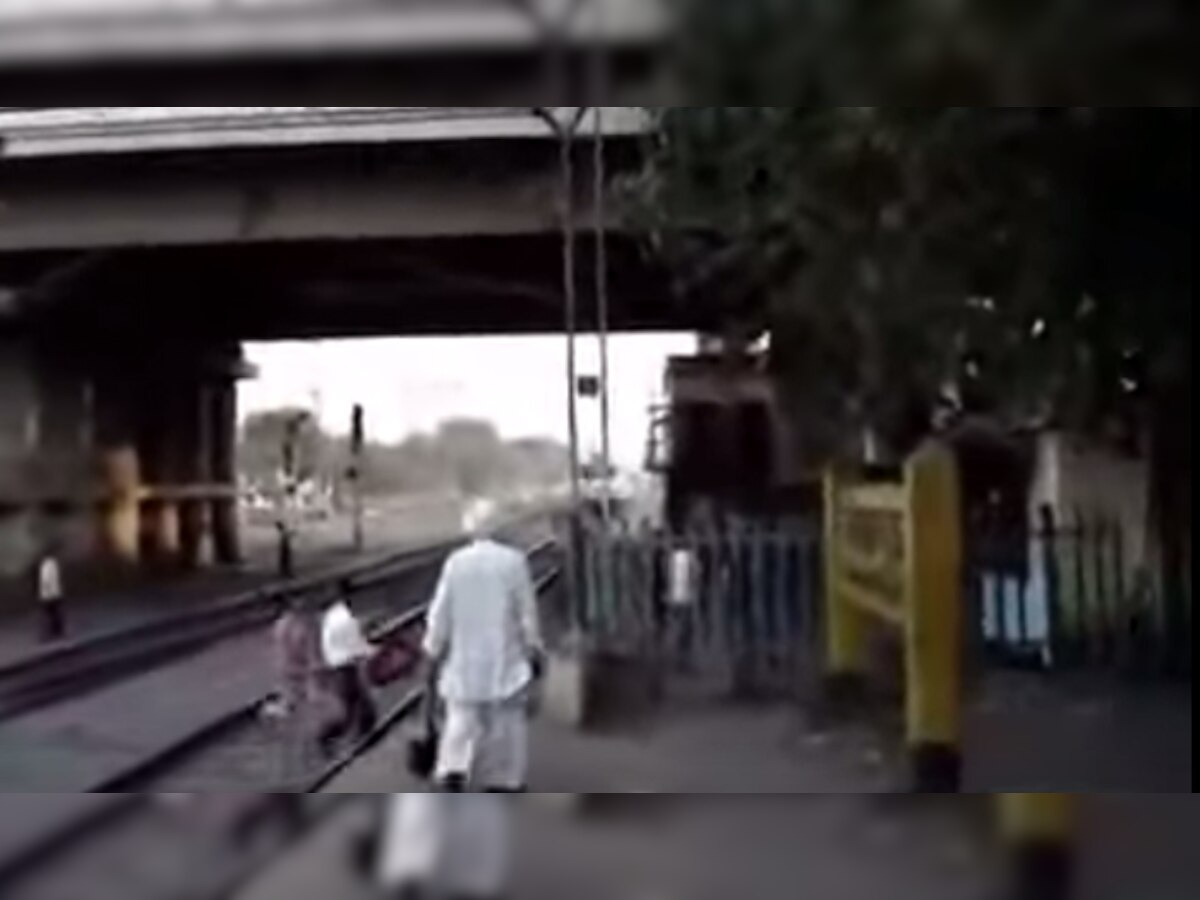 VIDEO में देखिए, कैसे यह जोड़ा हाई स्पीड ट्रेन की चपेट में आने से बाल-बाल बचा?