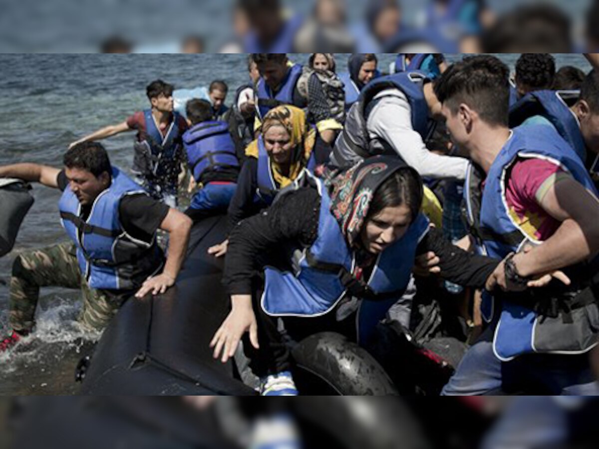 यूनान जा रही विस्थापितों से भरी नौका डूबी, 22 की मौत