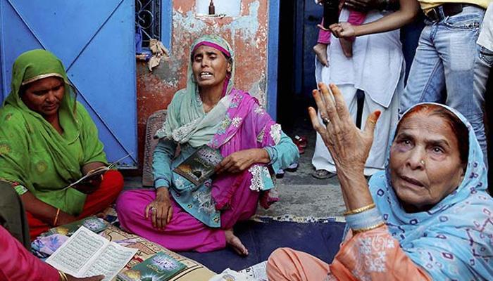 अखलाक की फैमिली दिल्ली शिफ्ट, बिसहड़ा में पुलिस ने निकाला शांति मार्च अखलाक की फैमिली दिल्ली शिफ्ट, बिसहड़ा में पुलिस ने निकाला शांति मार्च