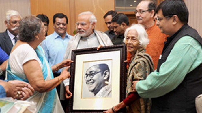 नेताजी के परिजनों से मिले पीएम, जनवरी 2016 से सार्वजनिक होंगी फाइलें नेताजी के परिजनों से मिले पीएम, जनवरी 2016 से सार्वजनिक होंगी फाइलें
