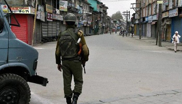 गोहत्या अफवाह: ट्रक खलासी की मौत के बाद जम्मू-कश्मीर में भड़के विरोध के मद्देनजर प्रतिबंध लागू, कई अलगाववादी नेता नजरबंद गोहत्या अफवाह: ट्रक खलासी की मौत के बाद जम्मू-कश्मीर में भड़के विरोध के मद्देनजर प्रतिबंध लागू, कई अलगाववादी नेता नजरबंद