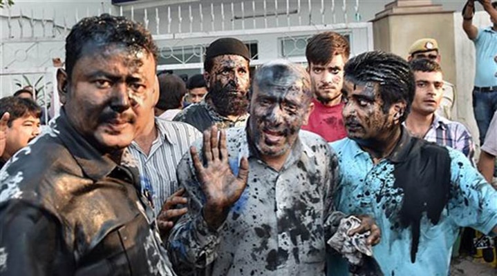 बीफ पार्टी देने वाले जम्मू-कश्मीर के विधायक पर स्याही फेंकी बीफ पार्टी देने वाले जम्मू-कश्मीर के विधायक पर स्याही फेंकी