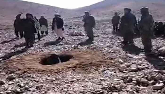 तालिबानियों ने युवती को जमीन में गाड़ कर पत्थरों से मार डाला, वीडियो हुआ वायरल