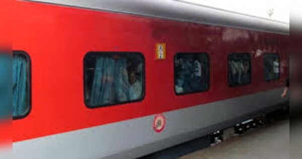 Russian girls did obscene behavior in Rajdhani Express | ट्रेन में रूसी ...
