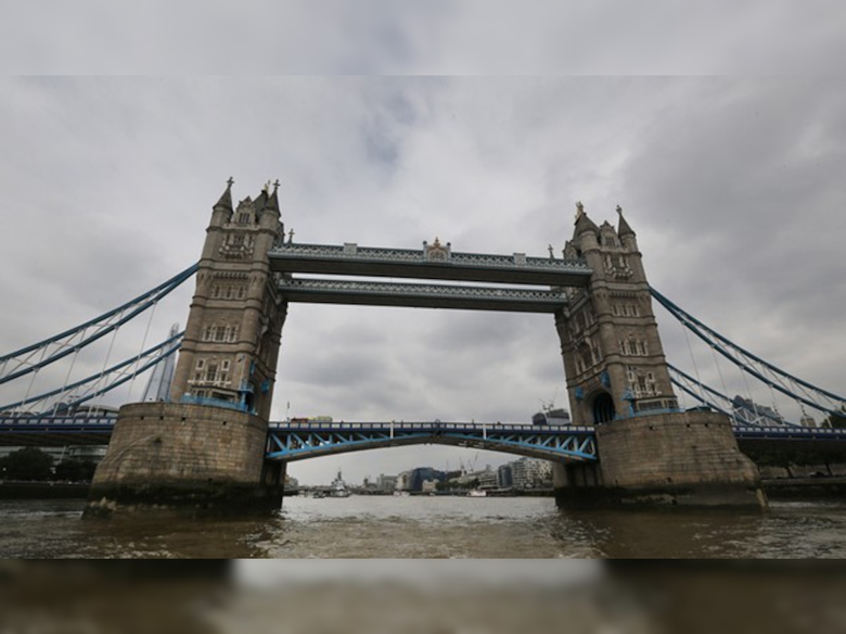 लंदन में आतंकी हमले की आशंका से हड़कंप, लंदन ब्रिज को खाली कराया गया