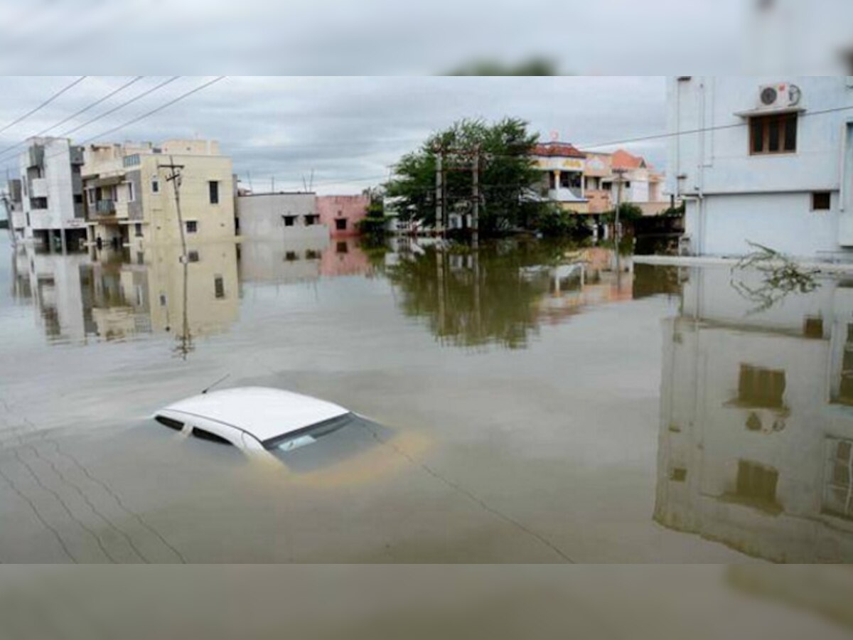 बाढ़ के पानी से डूबी सड़क पर खड़ी कार (फोटो साभार- ट्वीटर)