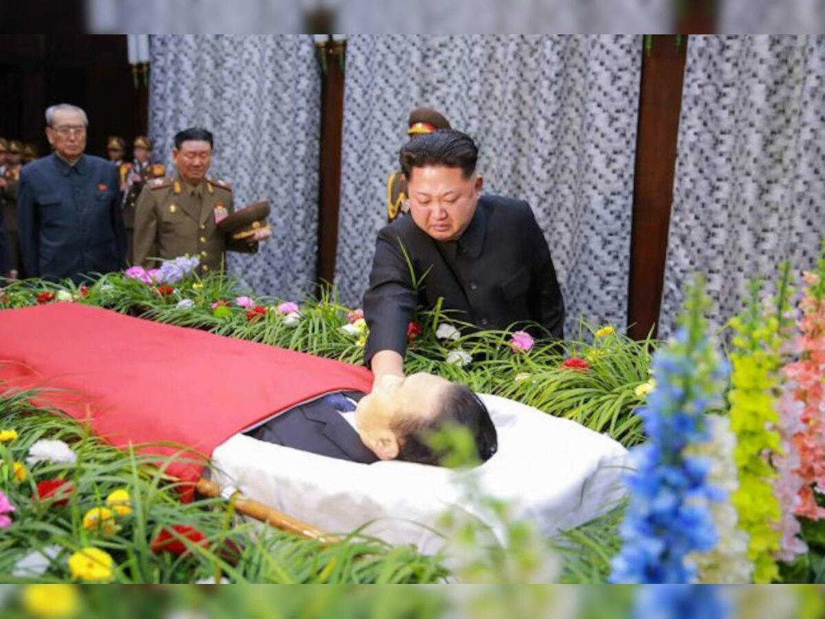 अपने साथी से बिछुड़ने के गम में रोते हुए उत्तर कोरियाई शासक (फोटो सौजन्यः रोडोंग सिनमन)