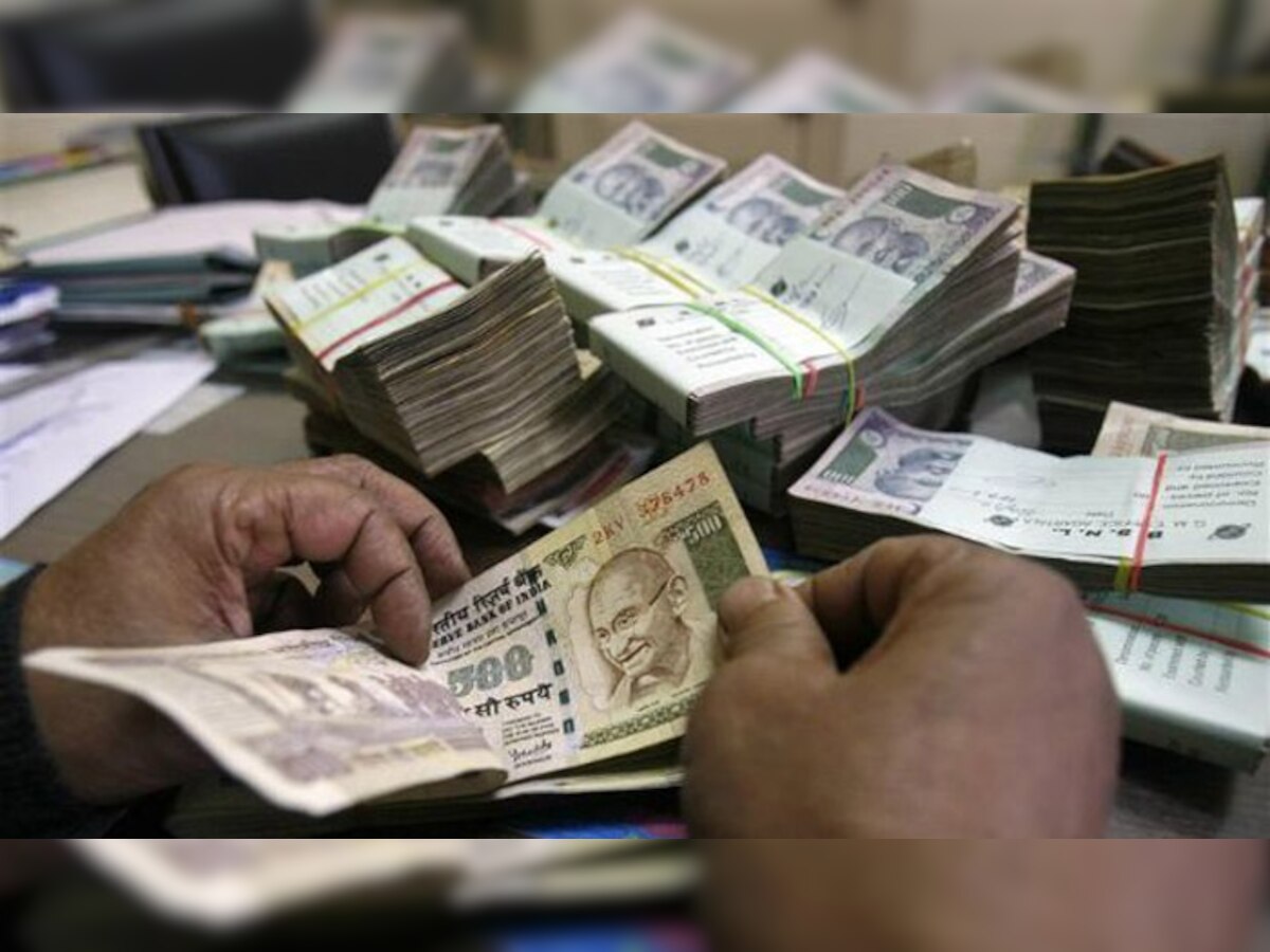 रुपये में गिरावट जारी, 30 माह के निम्न स्तर 68.47 पर आया