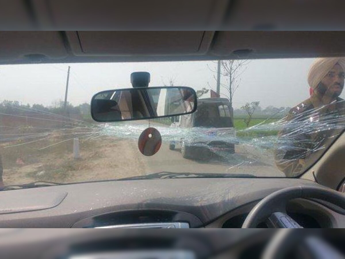 लुधियाना में केजरीवाल की कार पर लाठियों और पत्थरों से हमला