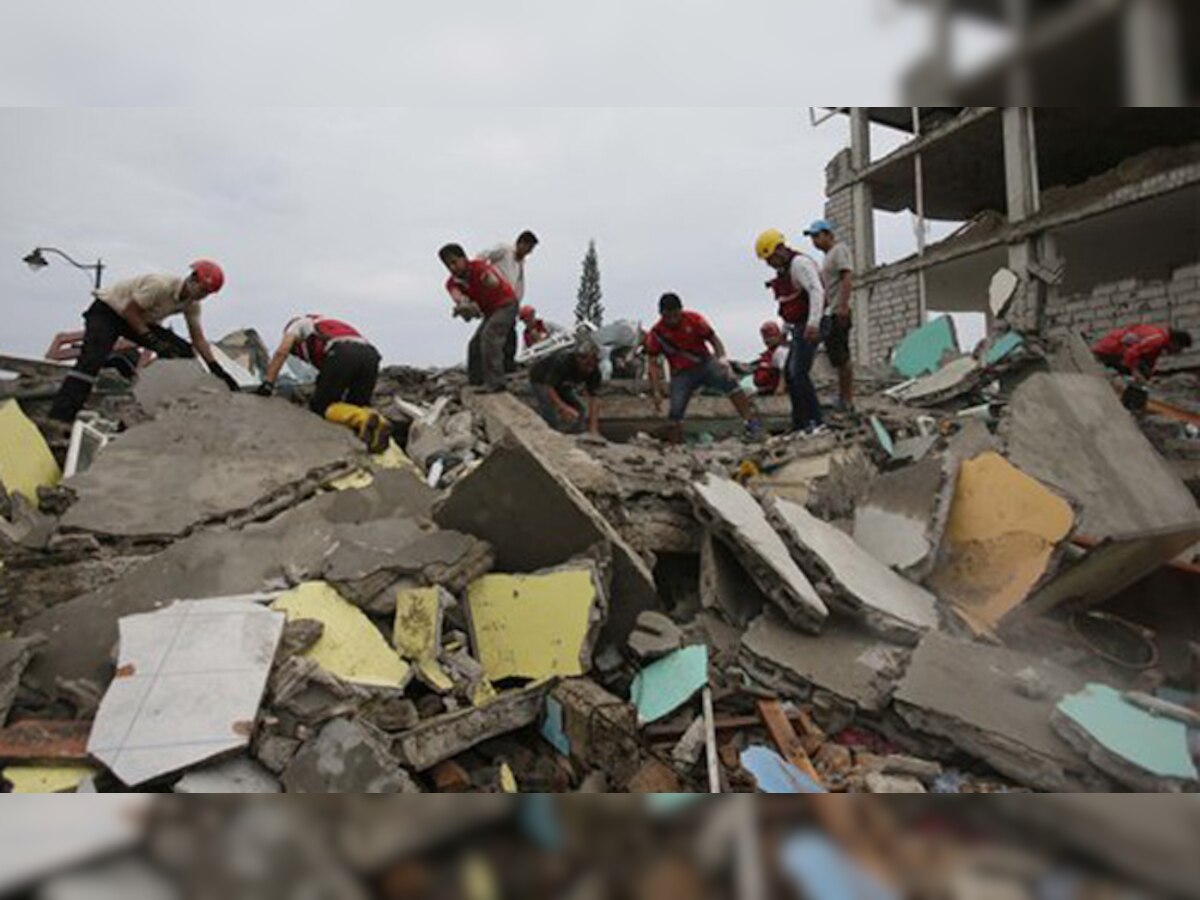 इक्वाडोर भूकंप: नंगे हाथों से मलबा खोदकर परिजनों को ढूंढ रहे हैं लोग