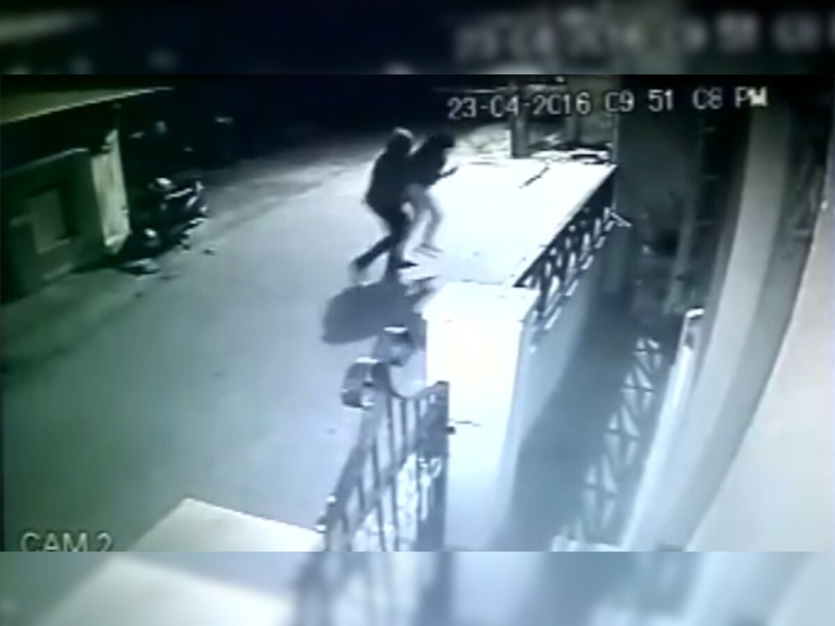 बेंगलुरु में घर के सामने से महिला का अपहरण और छेड़छाड़, CCTV में रिकॉर्ड हुआ पूरा हादसा