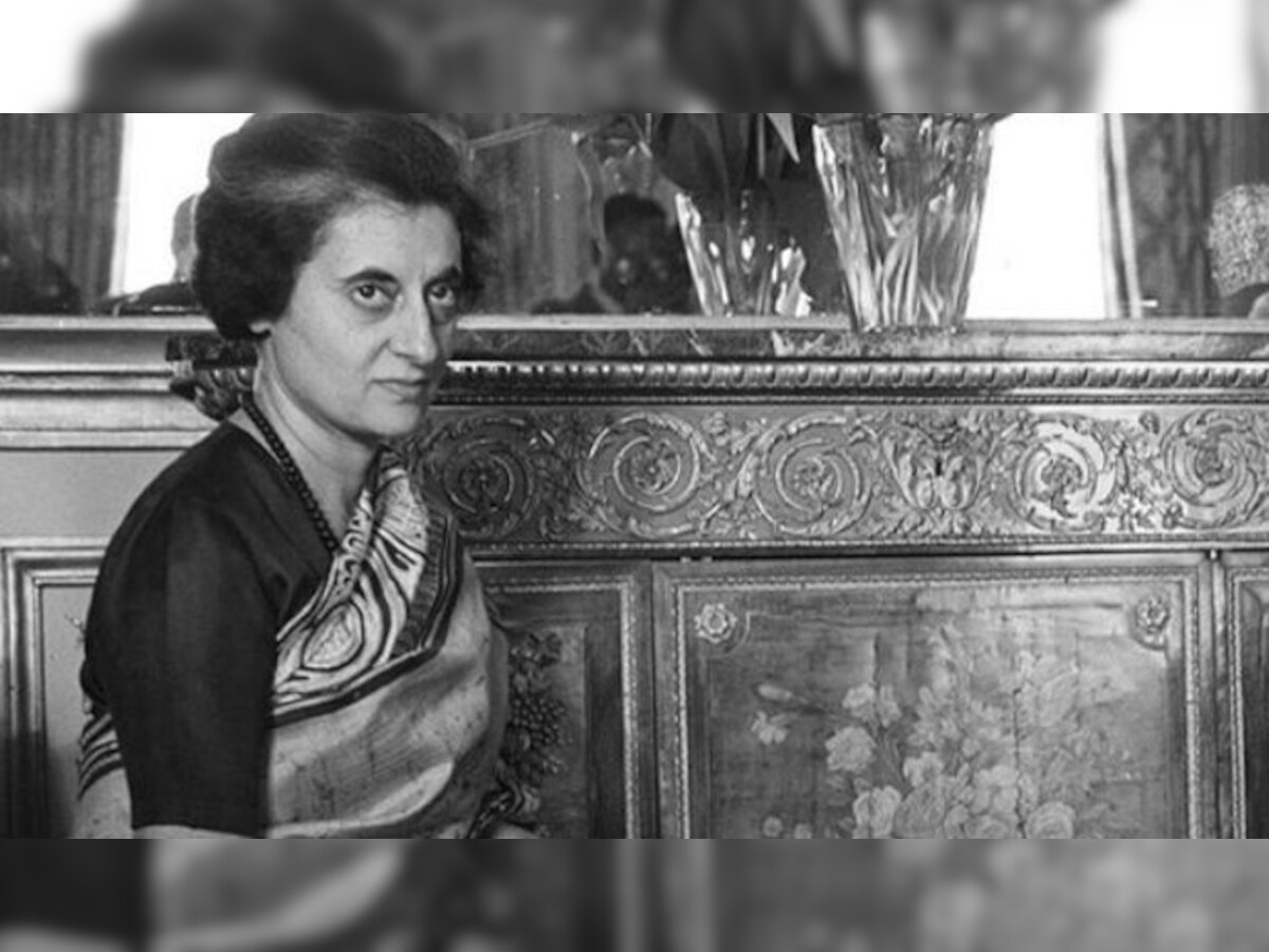 इंदिरा गांधी चाहती थी छोटी बहू मेनका सियासत में उनकी मदद करे : किताब का दावा