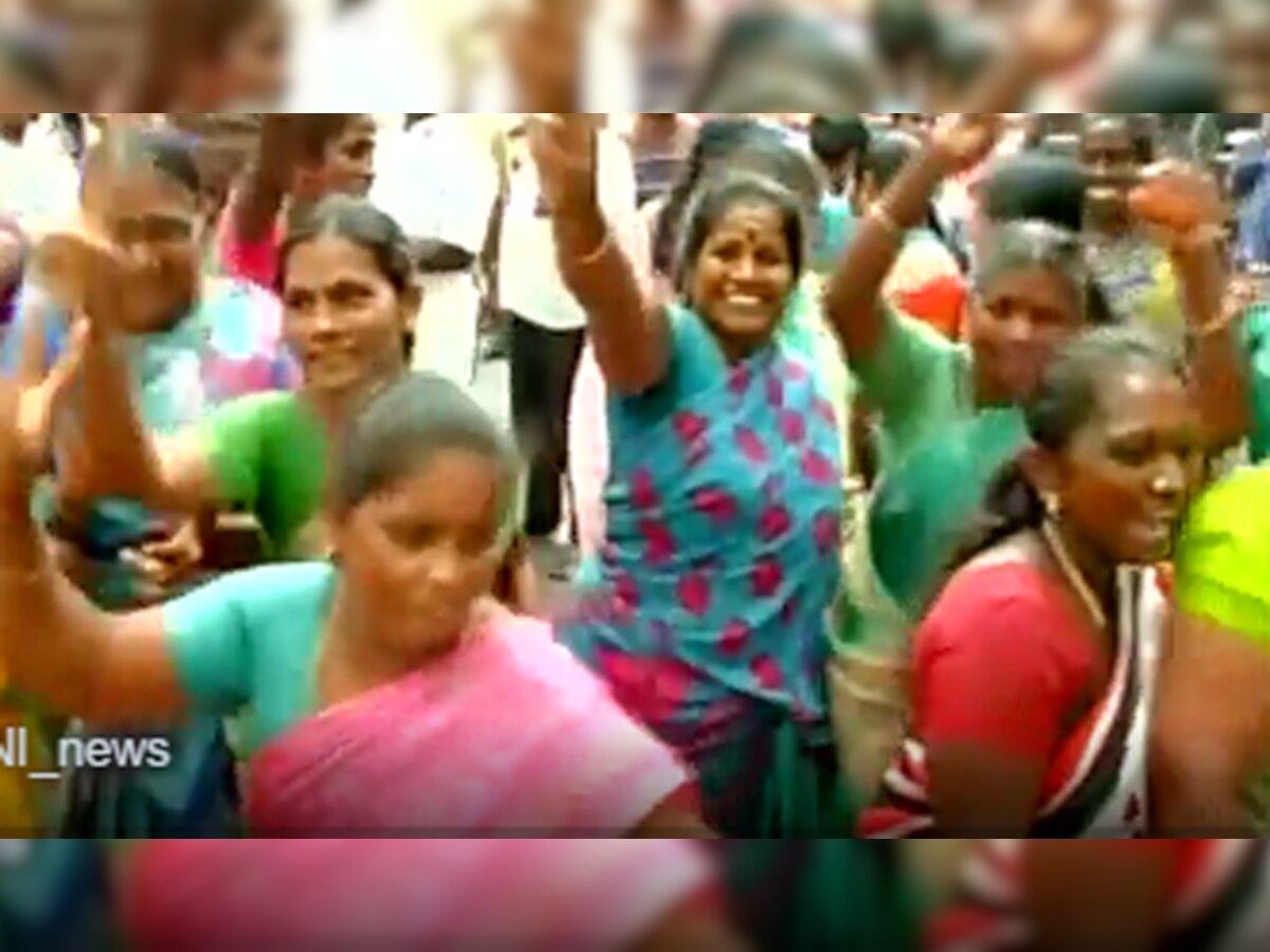 देखें VIDEO : एआईएडीएमके के मुख्यालय पर जश्न में जुटे लोग, महिलाओं ने किया नृत्य