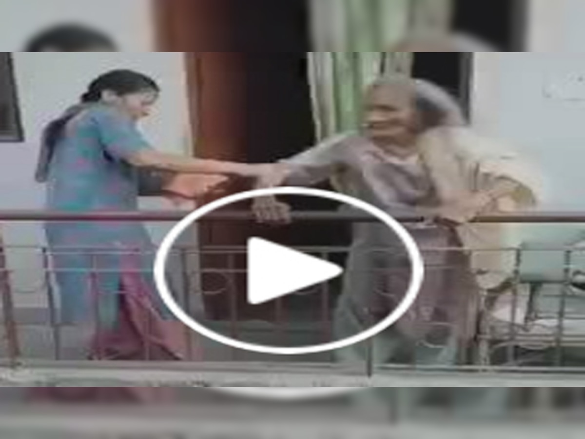 शर्मनाक! दिल्ली में बेदर्दी से बुजुर्ग मां की पिटाई करती महिला का वीडियो हुआ वायरल