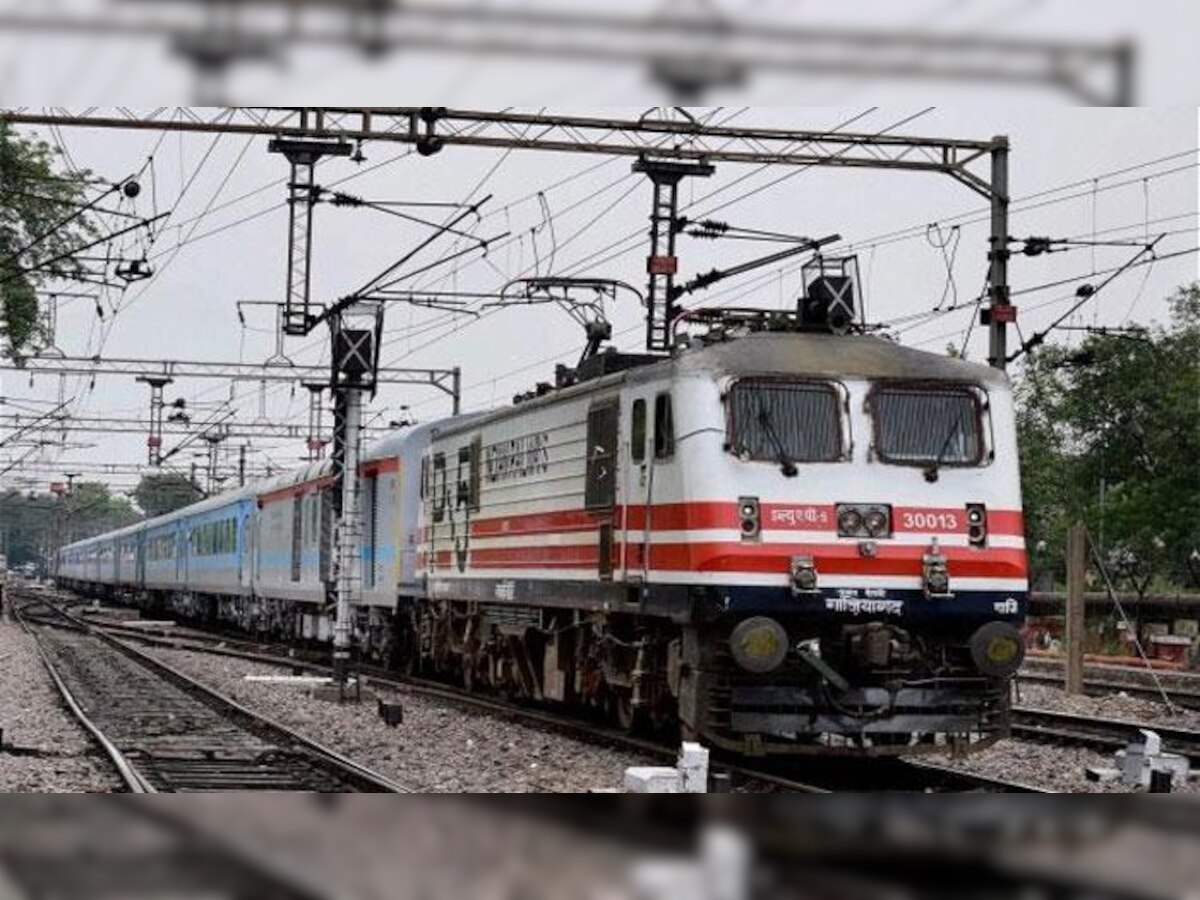 दिल्ली से झांसी जाने वाली ट्रेन में बम की सूचना पर मथुरा में चेकिंग
