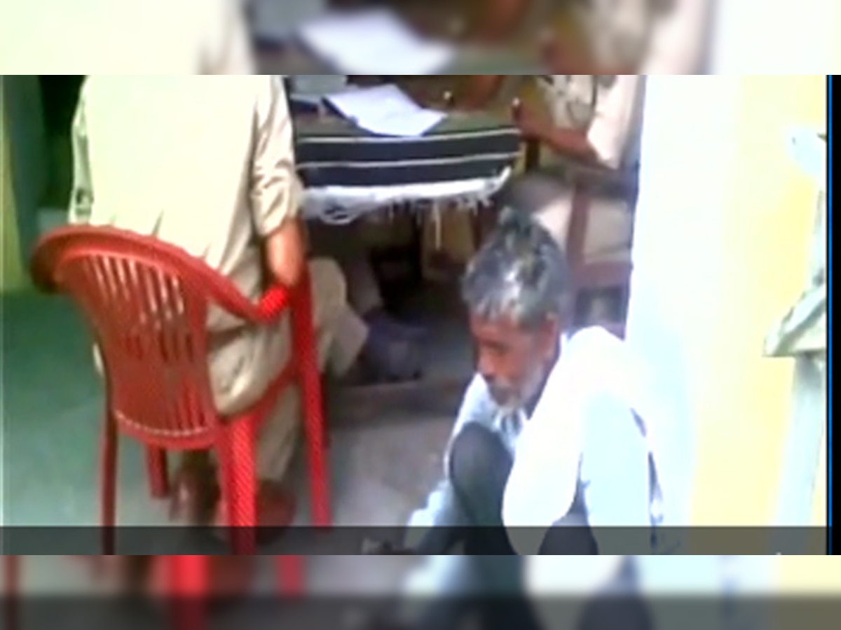 यूपी: रिपोर्ट लिखाने गए बुजुर्ग से पुलिस ने करवाए जूते पॉलिश, वायरल हुआ VIDEO