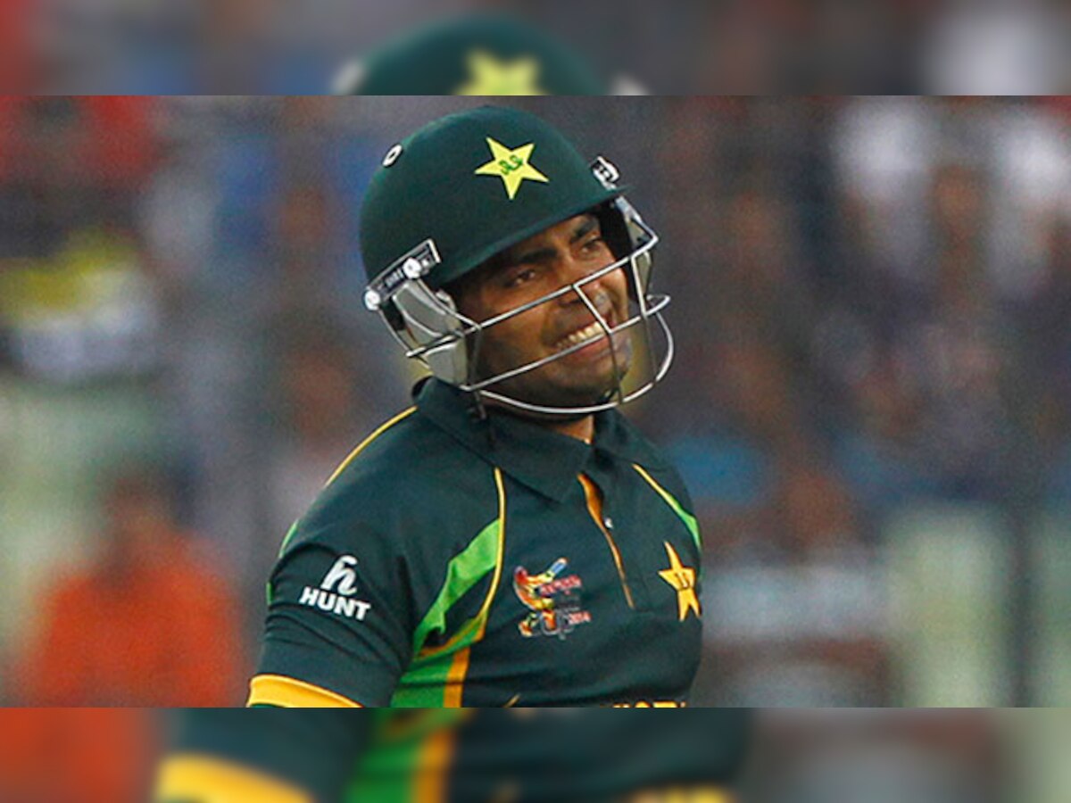 पाकिस्तान क्रिकेटर उमर अकमल को एक महिला लेग स्पिनर ने कर दिया बोल्‍ड- देखें Video