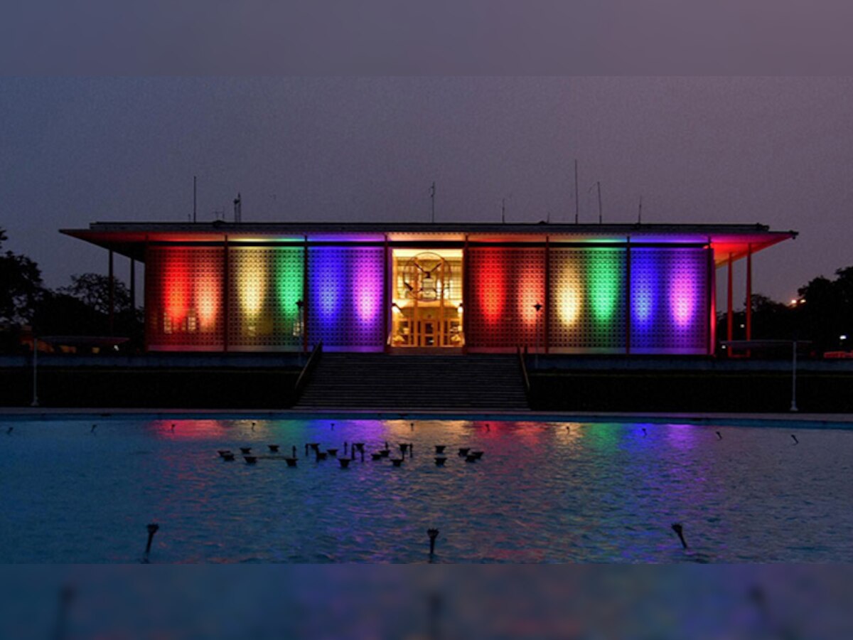 LGBT के प्रति एकजुटता दिखाने के लिए 7 रंगों से रोशन हुआ अमेरिकी दूतावास