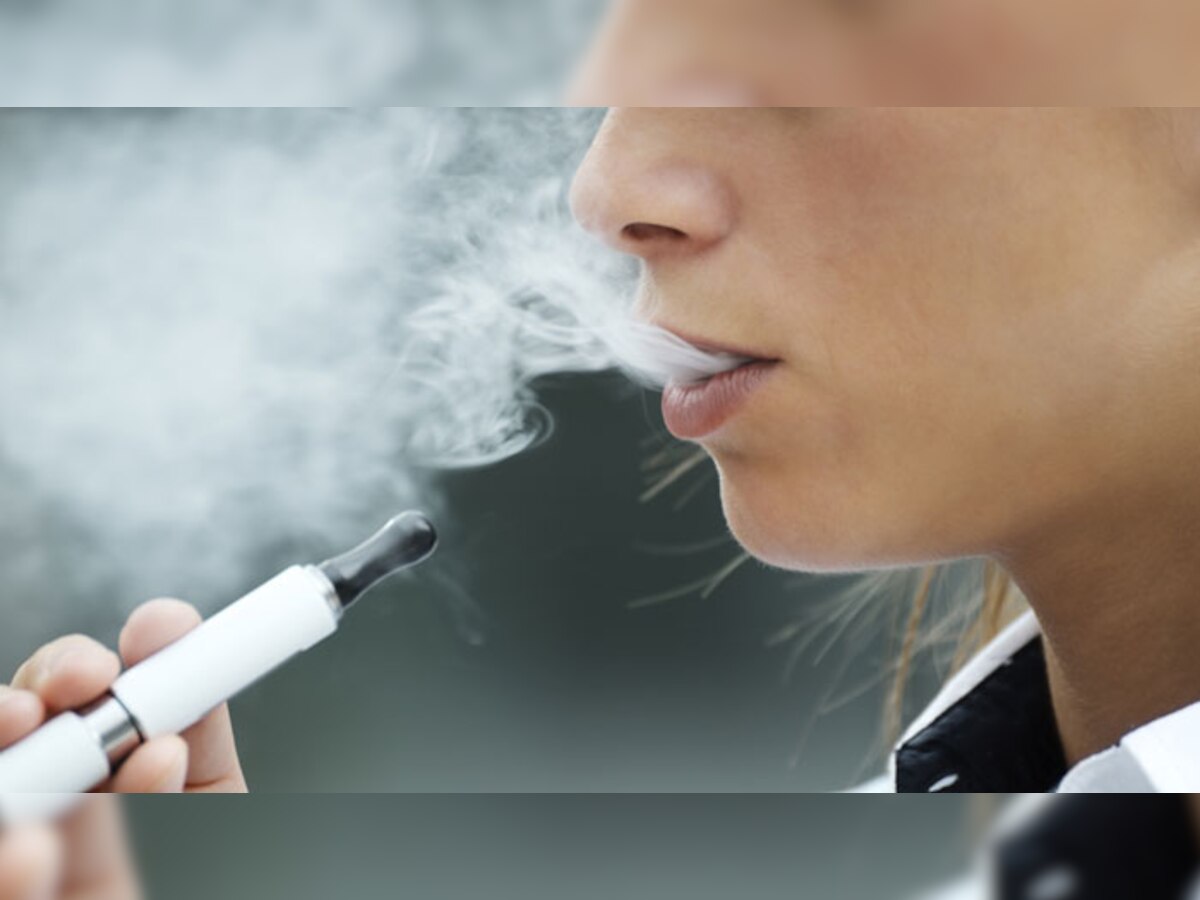 स्मोकिंग कम करने में मददगार होती है ई-सिगरेट : रिपोर्ट