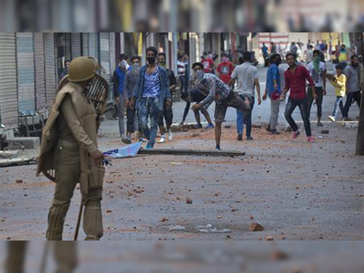 कश्मीर हिंसा : केंद्र ने कहा-प्रदर्शनों के पीछे हो सकता है पाकिस्तान, अलगाववादियों ने बंद की अवधि बढ़ाई