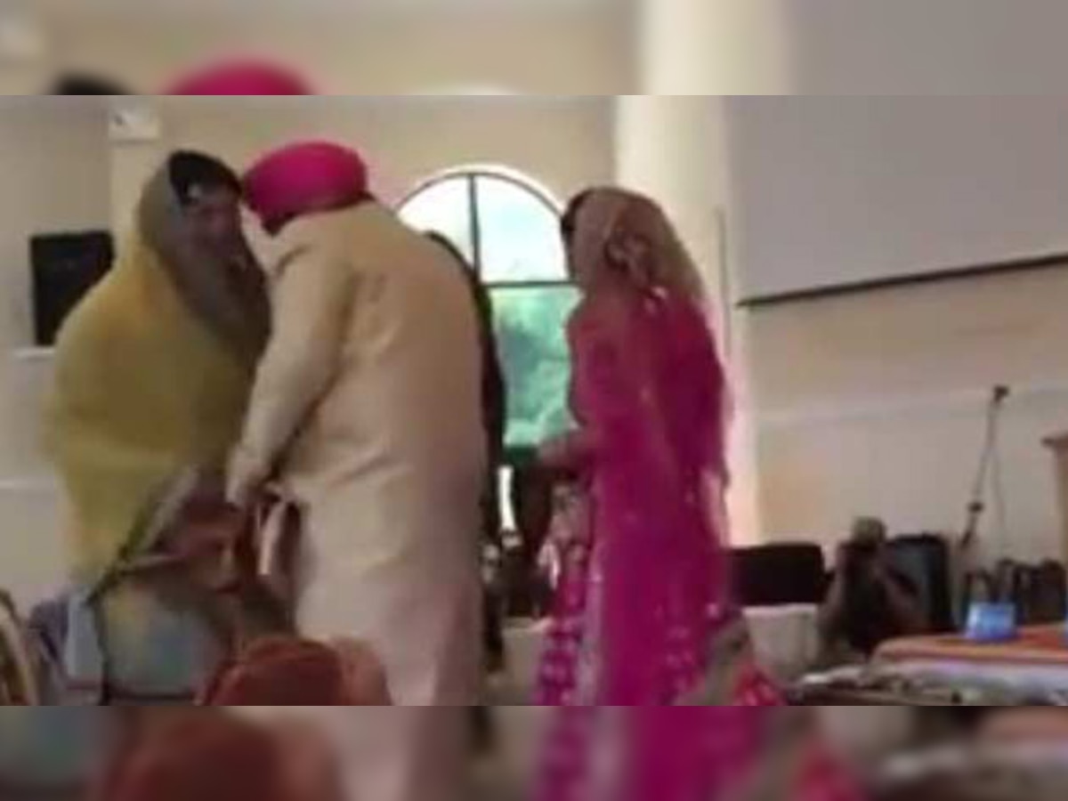 शादी की रस्मों के बीच खुल गया दूल्हे की पायजामे का नाड़ा, देखें VIDEO