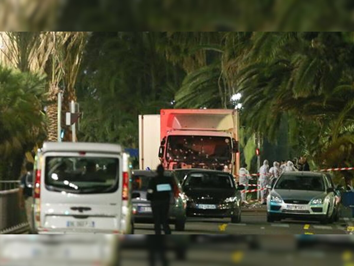 फ्रांस में टेरर अटैक का VIDEO: ट्रक दौड़ता रहा, लोग भागते रहे और सड़कें खून से रंग गई