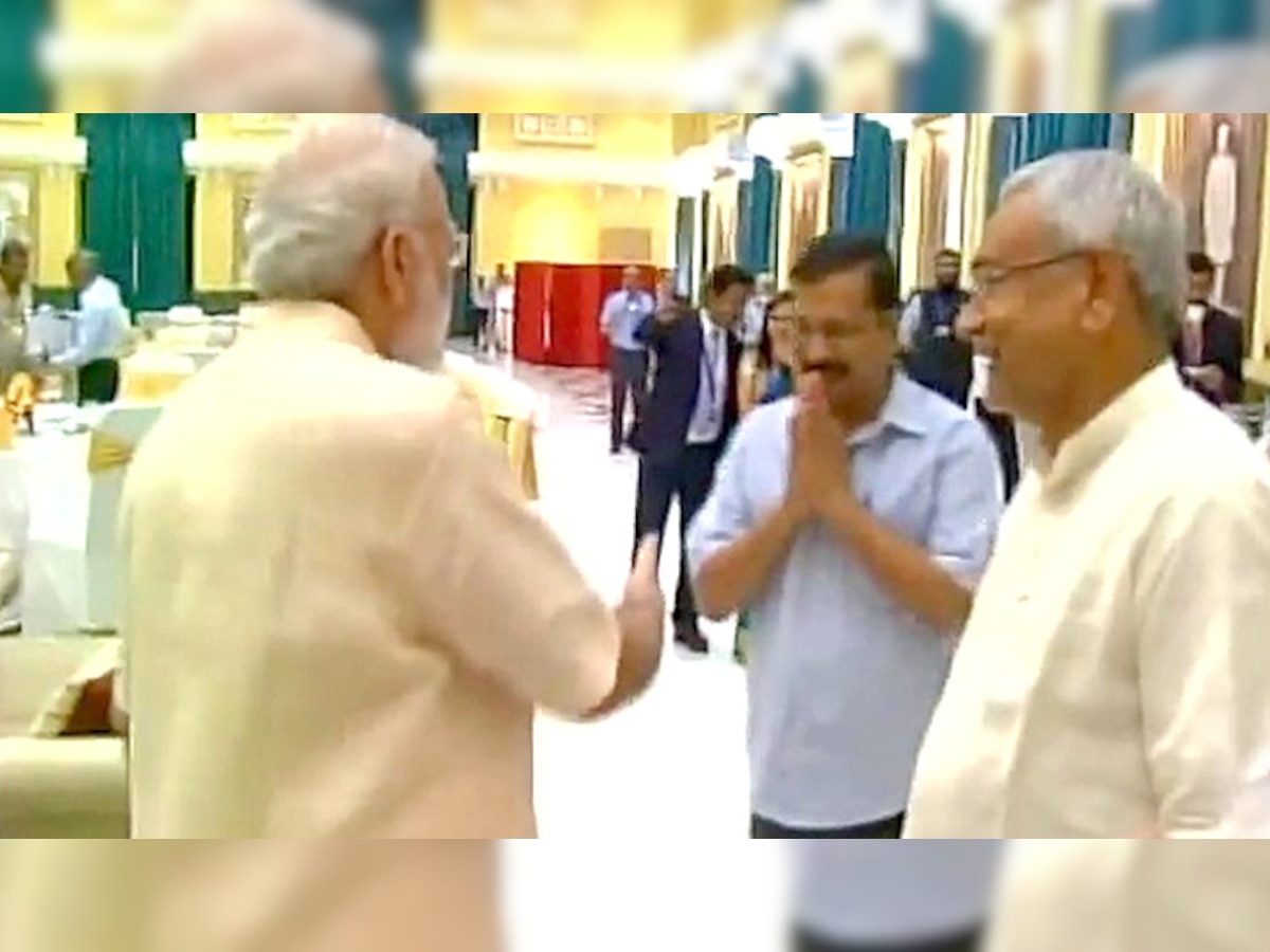 SEE VIDEO: जब पीएम मोदी और दिल्ली के सीएम केजरीवाल अंतर-राज्यीय परिषद की बैठक में मिले