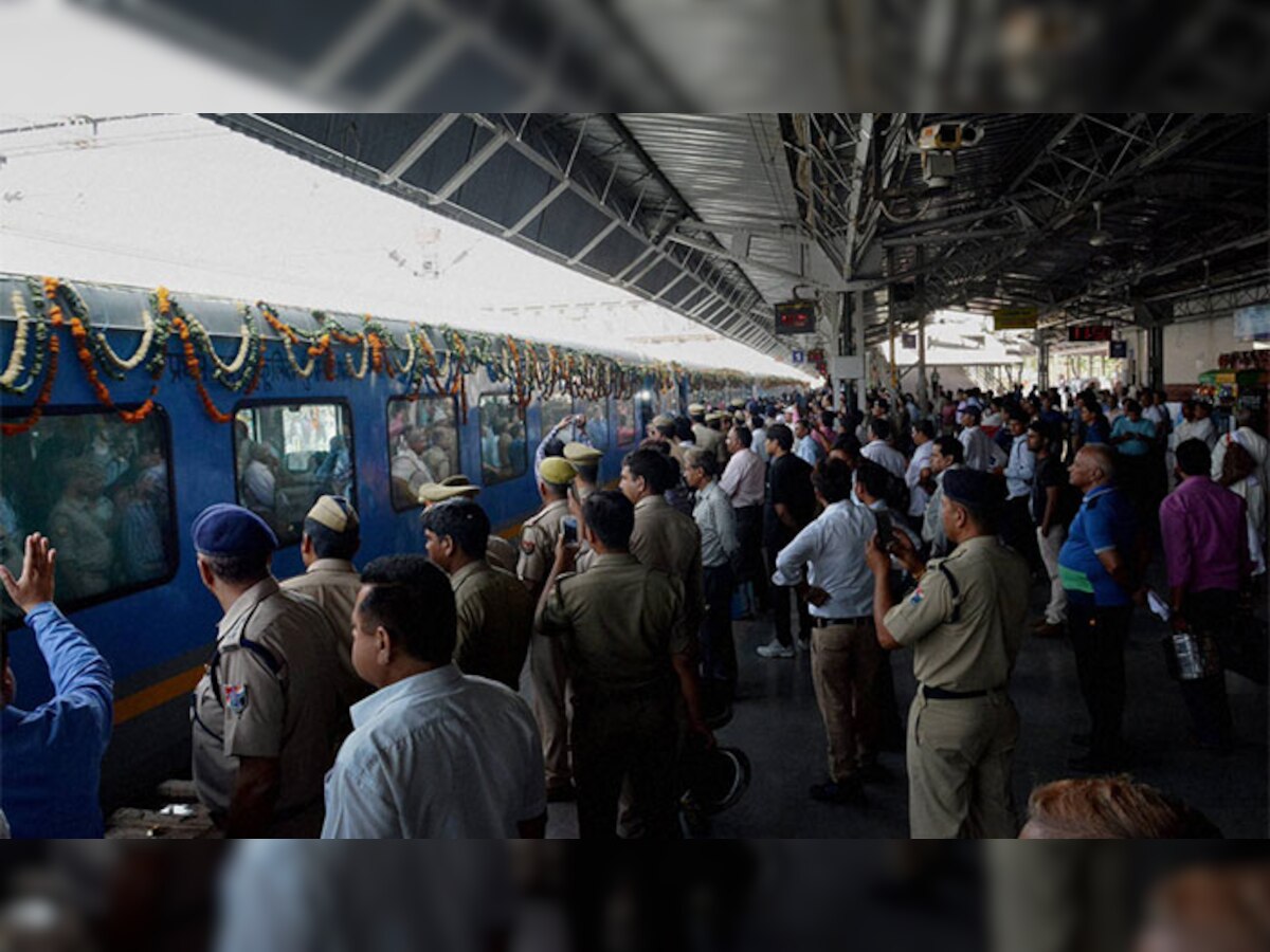 खुशखबरी! अब 2 रुपये से भी कम में रेल यात्रियों को मिलेगा 10 लाख रुपये का इंश्योरेंस
