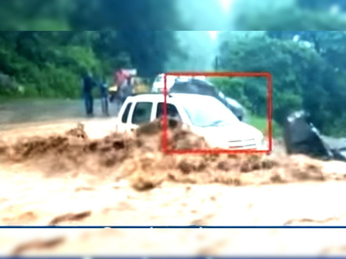 OMG! 10 सेकेंड में कार और स्कूल समा गए पानी में, देखें VIDEO