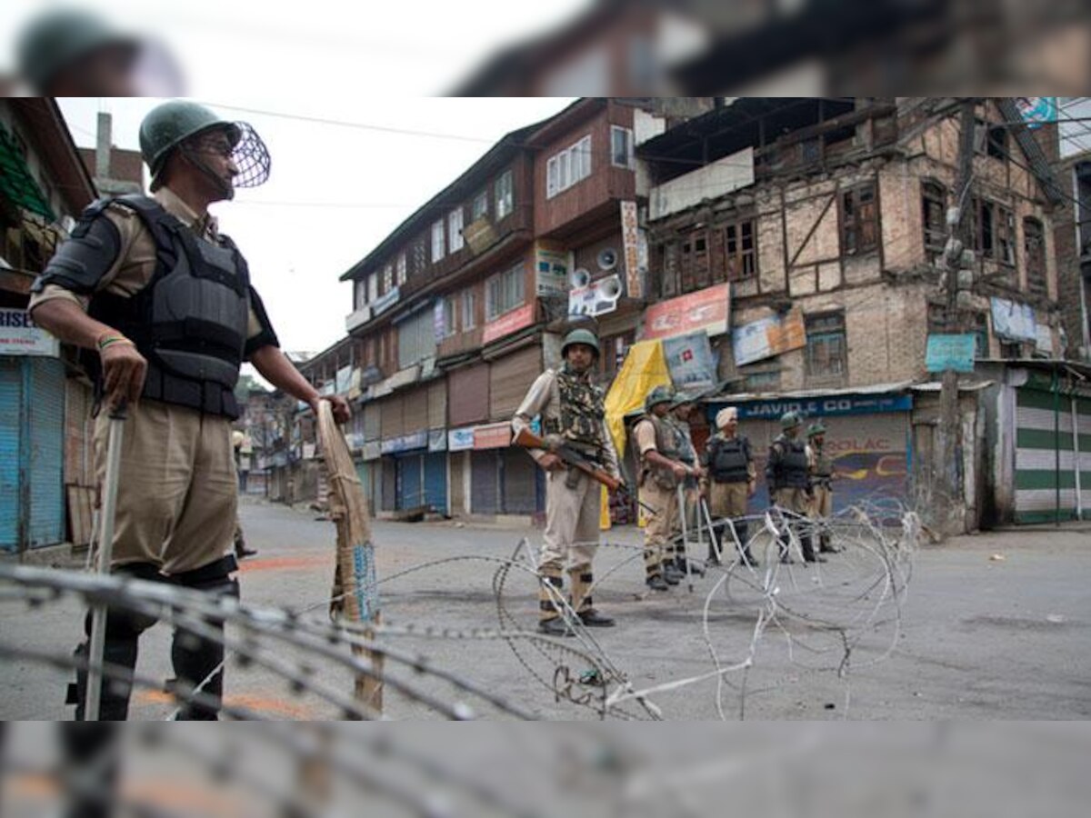 जम्‍मू-कश्‍मीर: प्रदर्शन-हड़ताल के चलते तनाव बरकरार, मोबाइल व इंटरनेट सेवा बंद