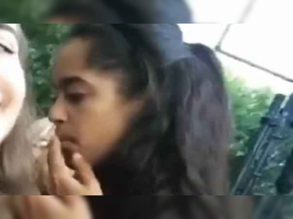 बराक ओबामा की बेटी मालिया सिगरेट पीती नजर आईं, वीडियो हुआ वायरल