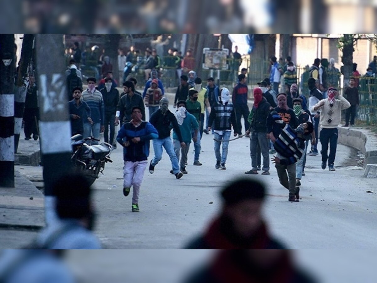श्रीनगर में भीड़ और सुरक्षा बलों के बीच झड़प में एक की मौत