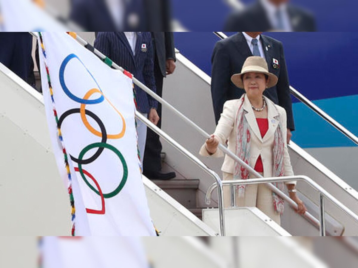 ओलंपिक ध्वज 2020 खेलों के लिए जापान की राजधानी टोक्यो पहुंचा
