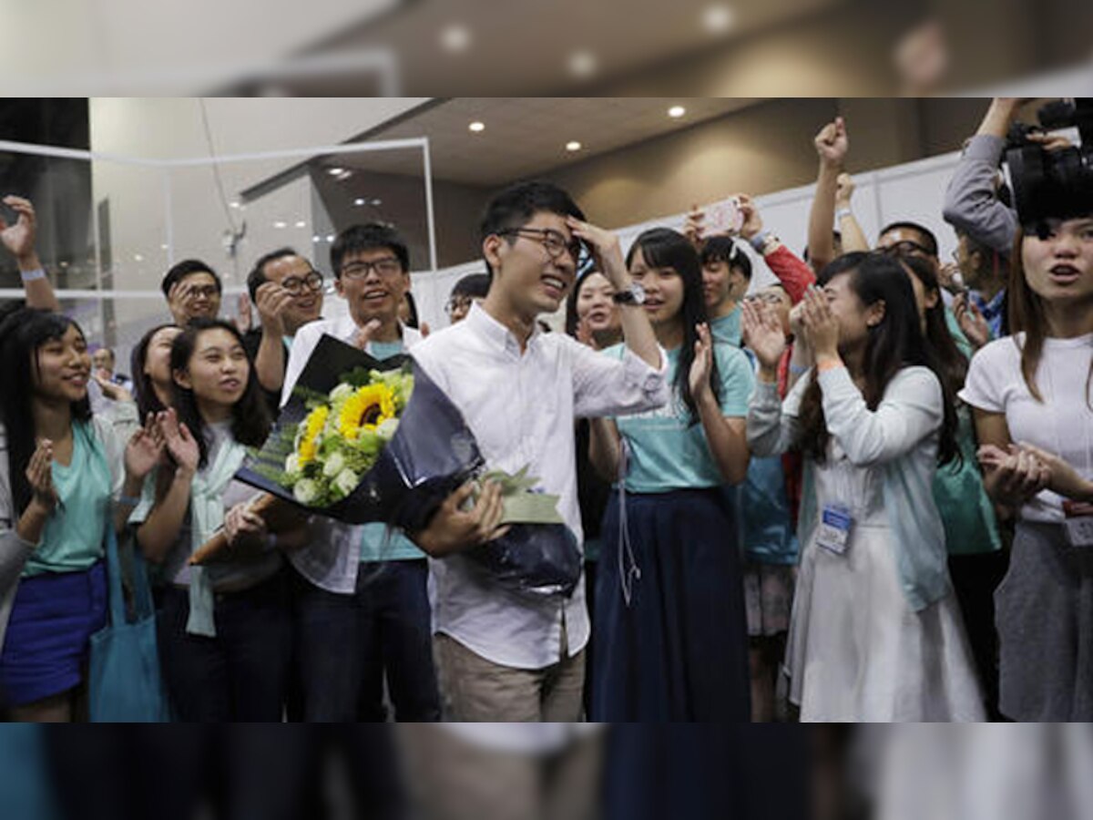 हांगकांग चुनाव में जीते चीन-विरोधी युवा कार्यकर्ता