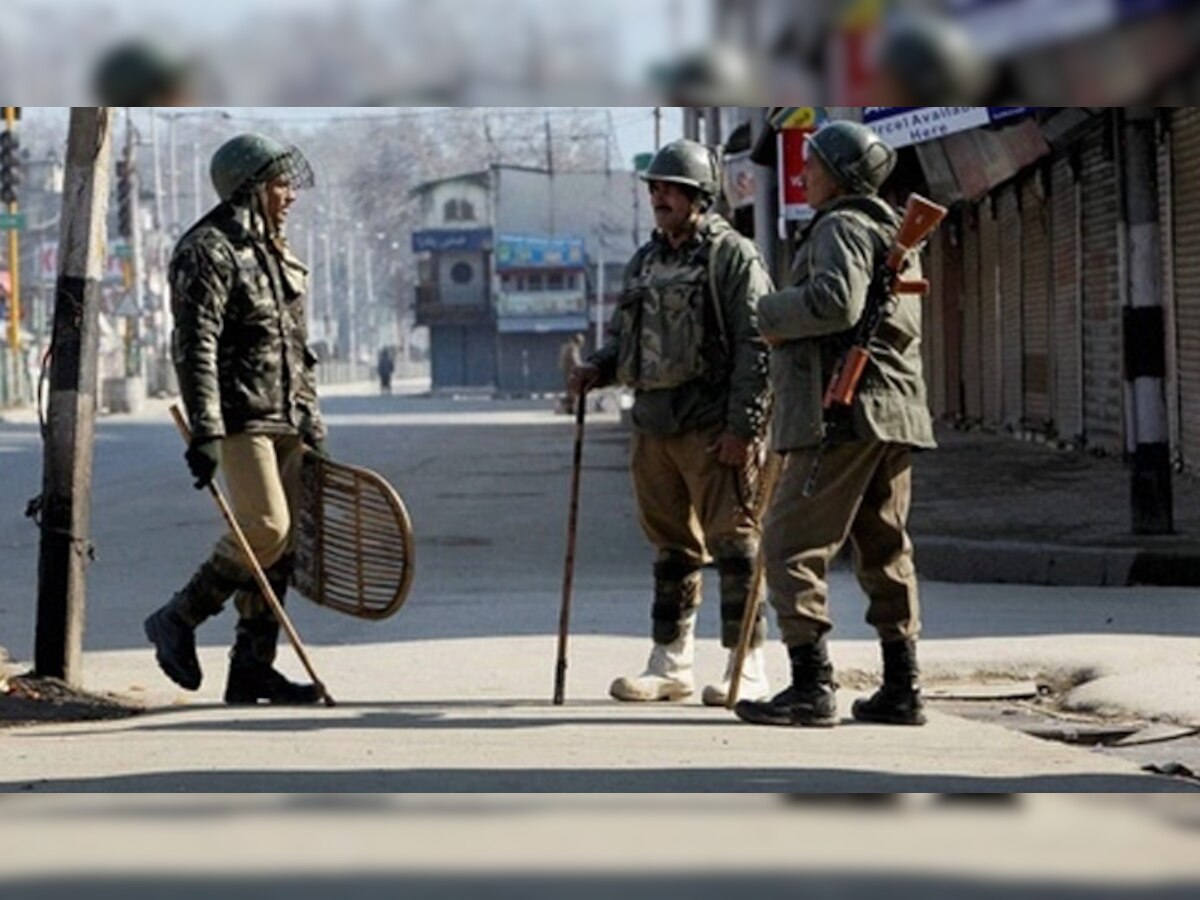श्रीनगर से कर्फ्यू हटा लेकिन अलगाववादियों की हड़ताल से जनजीवन प्रभावित