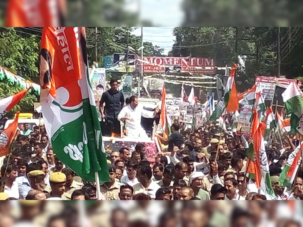 अनुमति नहीं होने के बावजूद कांग्रेस उपाध्यक्ष राहुल गांधी ने रोड शो किया