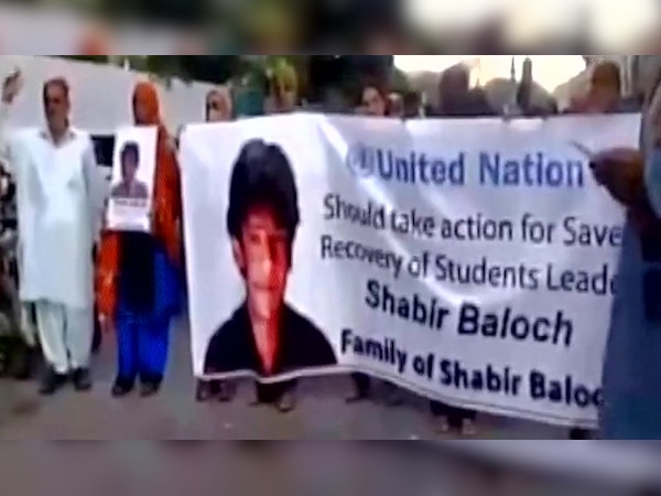 pakistan-family-of-shabir-baloch-protest-in-front-of-karachi-press