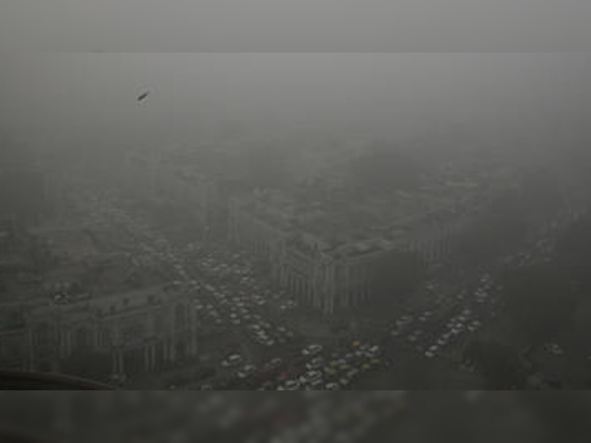 दिल्ली बनी 'गैस चैंबर'; दिन भर छायी रही धुंध, केजरीवाल बोले-केंद्र को दखल देने की जरूरत