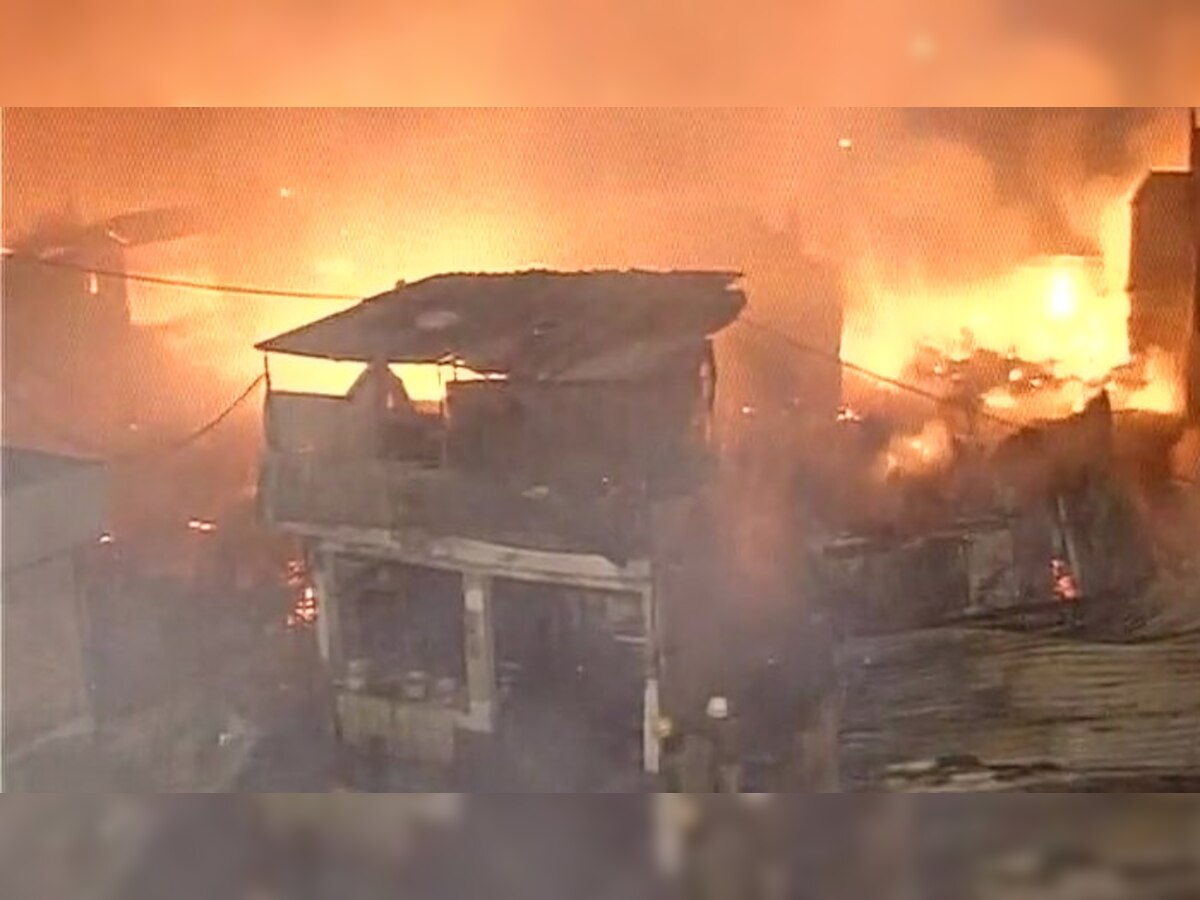 दिल्ली के सदर बाजार की झुग्गी बस्ती में भीषण आग, चार घायल, 700 बेघर