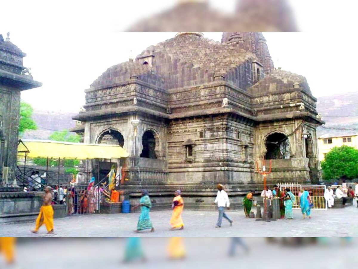 त्रयंबकेश्वर मंदिर में भगवान शिव की प्रतिमा के मुकुट में जड़े नस्साक हीरे को वापस लाने की मांग