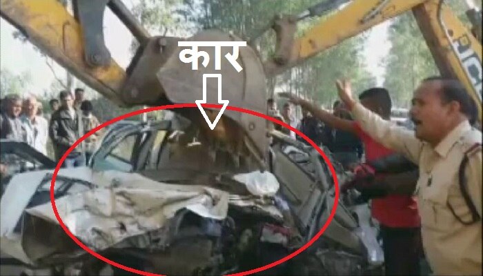 ट्रक में घुसी कार, उड़ गए परखच्चे ट्रक में घुसी कार, उड़ गए परखच्चे