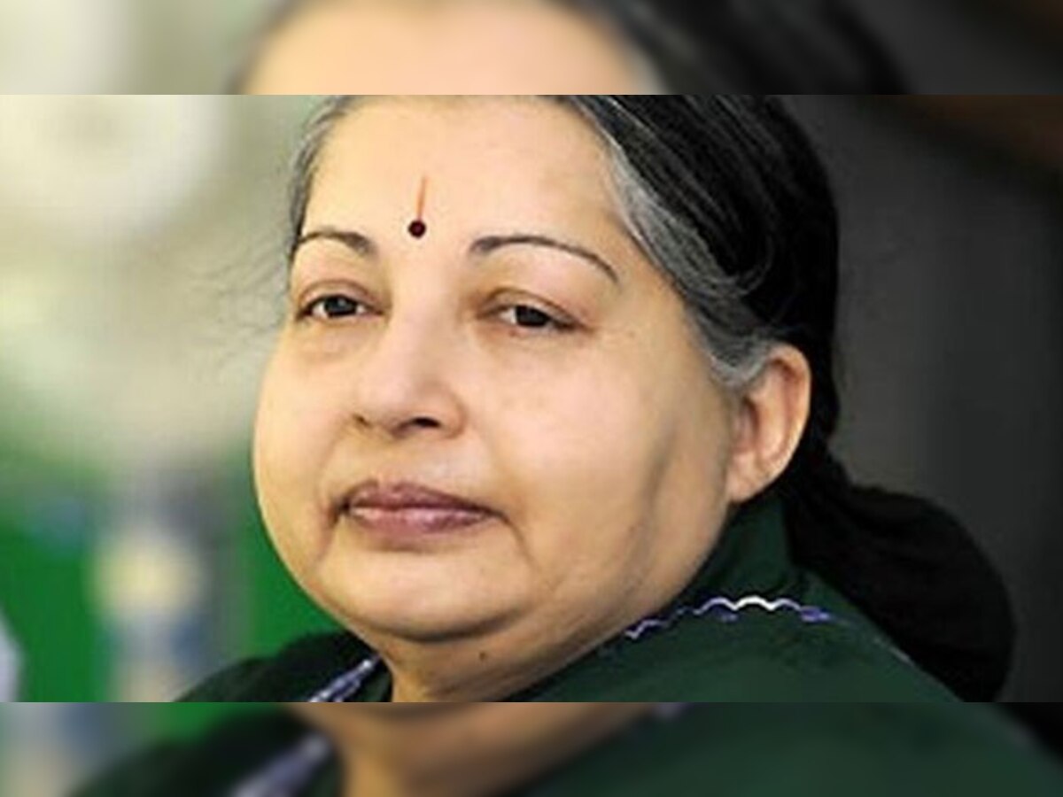 तमिलनाडु की मुख्यमंत्री जयललिता को पड़ा दिल का दौरा; डॉक्टरों की निगरानी में इलाज जारी, अस्पताल के बाहर जुटे लोग