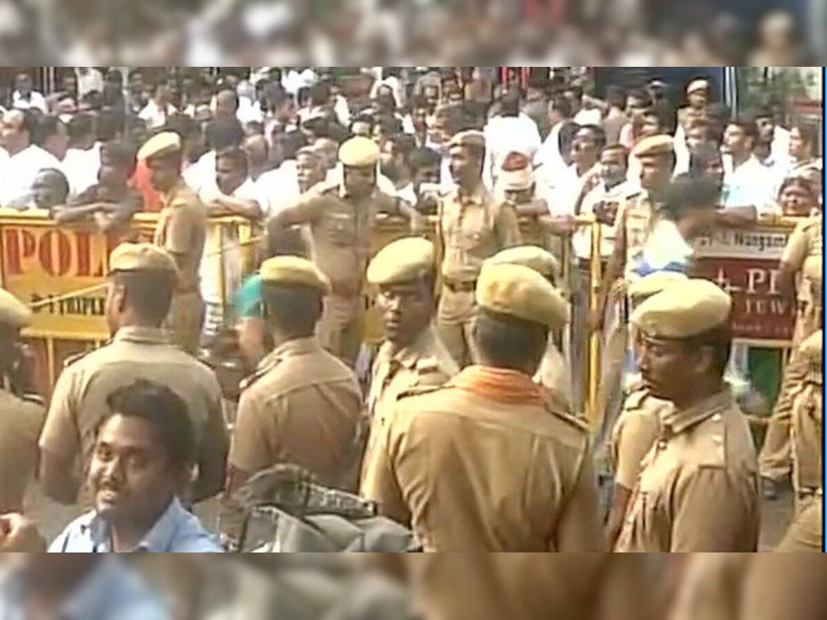 चेन्‍नई: अपोलो अस्‍पताल के बाहर जयललिता के समर्थकों की भारी भीड़, पुलिस-प्रशासन अलर्ट पर
