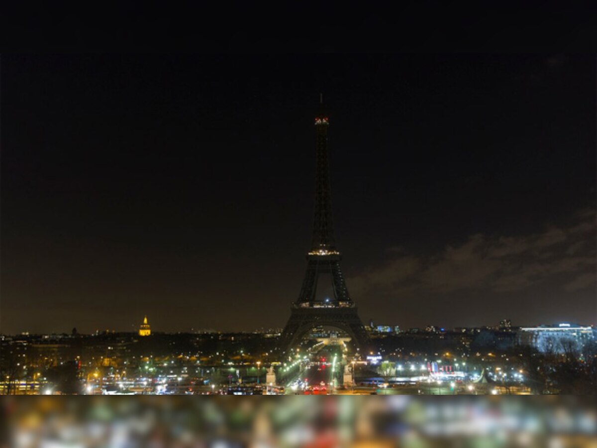 अलेप्पो के नागरिकों के समर्थन में अंधेरे में डूबा फ्रांस का मशहूर एफिल टावर 