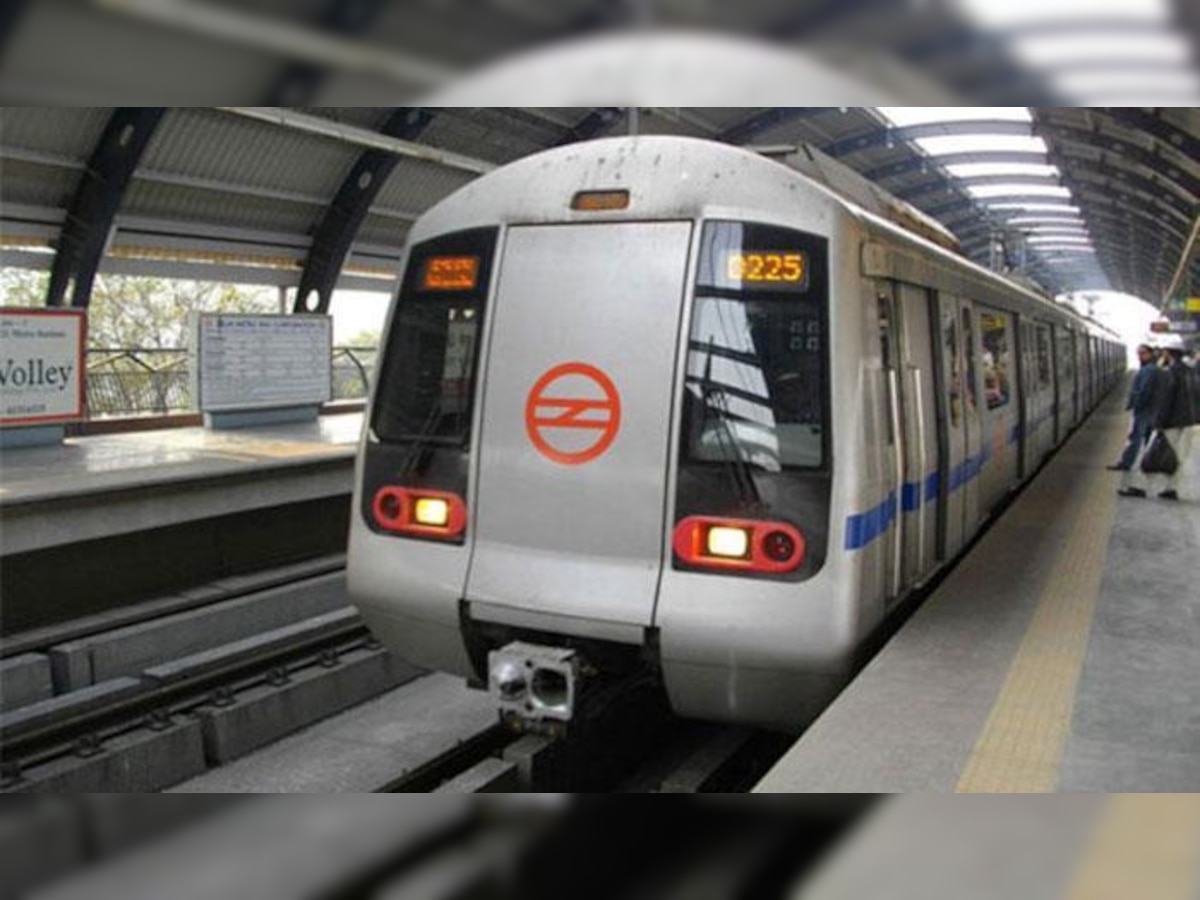 दिल्ली मेट्रो में कुल्हाड़ी लेकर घुसी महिला, हमले का प्रयास किया