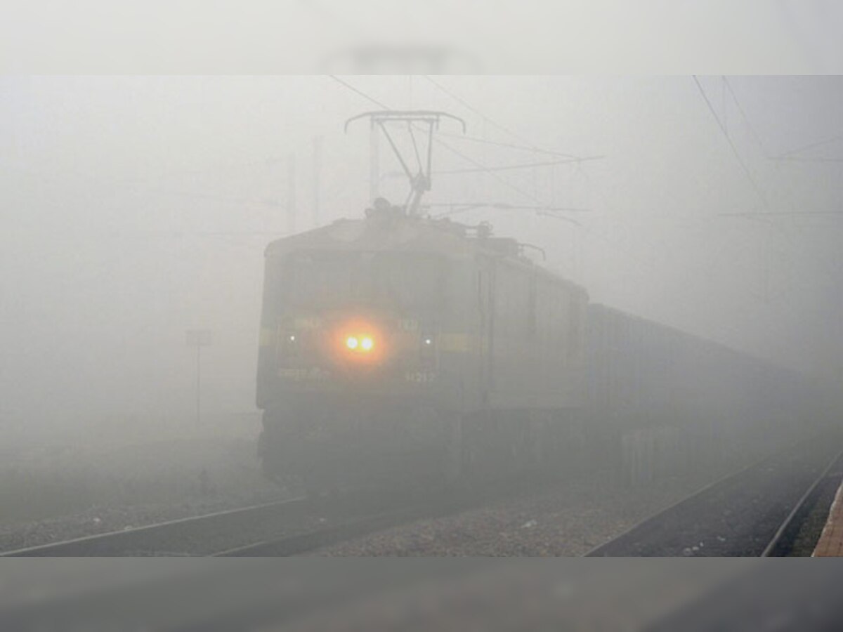 दिल्ली में घना कोहरा, विमान और ट्रेन सेवा प्रभावित