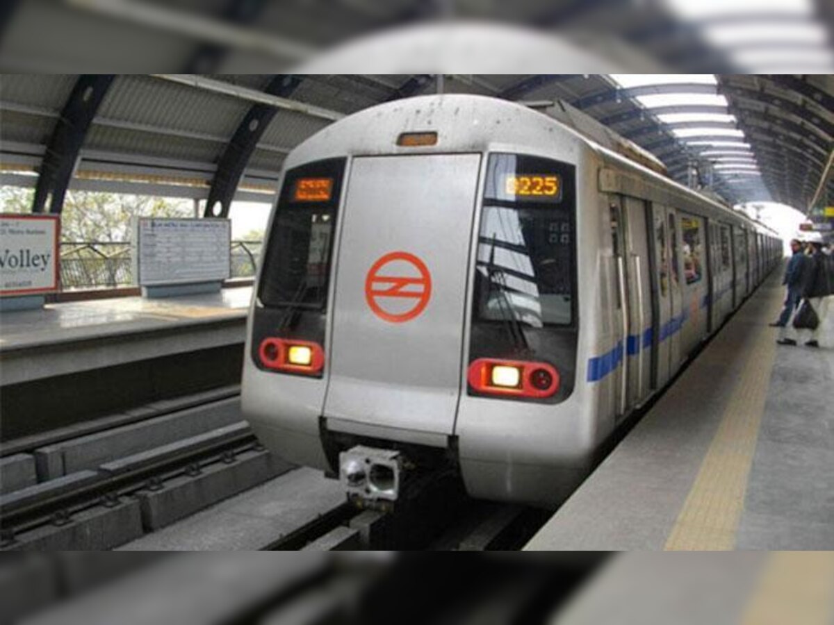दिल्ली मेट्रो में महिला मुसाफिर के म्यूजिक सिस्टम में मिली पिस्तौल! हिरासत मे लिया गया